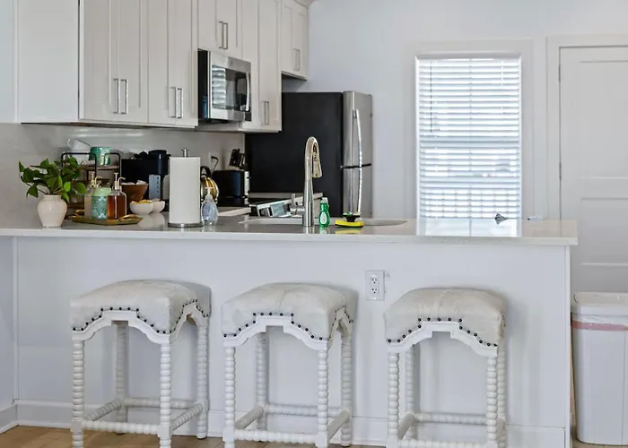 Quiet Harbor Condo-Private Balcony-Relaxing Stay